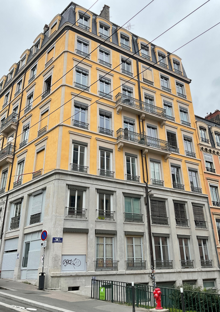 Façade ancienne rénovée – Lyon 1
