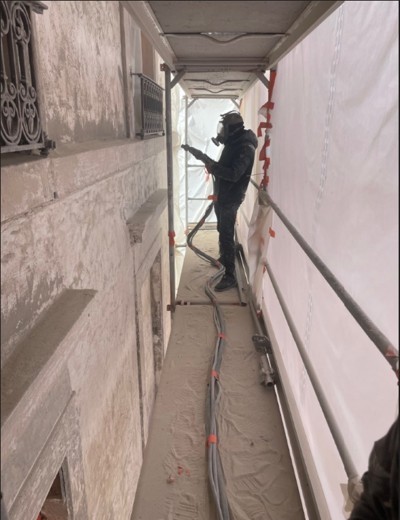 Hydrogommage façade ancienne Lyon 1 en cours de travaux