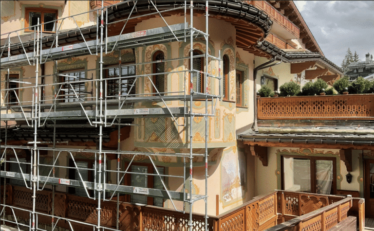 Intervention sur l’hôtel Les Airelles à Courchevel. Nous avons réalisé le ravalement des façades avec reprise des enduits, application de badigeons de chaux et restauration des peintures anciennes. Les décors peints, modénatures et fresques ont été restitués avec soin pour redonner à cet établissement de prestige tout son éclat.