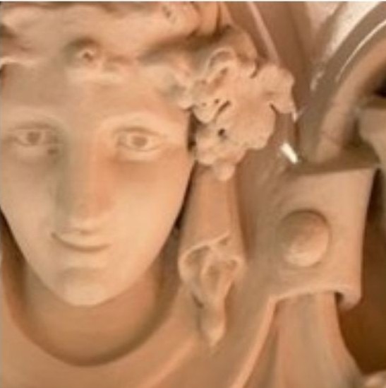 Mascaron en pierre restauré sur façade ancienne