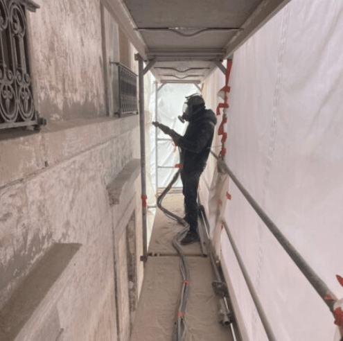 Hydrogommage d'une façade en pierre