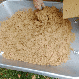 Pisé prêt pour application dans une brouette