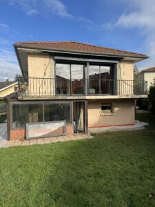 Après les travaux et grâce à la création d'une ouverture nous avons pu intégrer à cette maison une baie vitrée panoramique afin d'augmenter considérablement l'entrée de lumière naturelle.