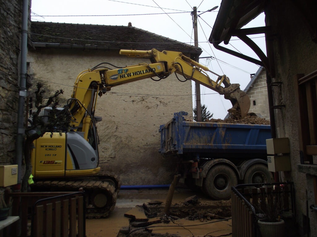 pelle mécanique en action travaux de démolition